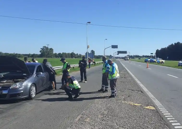 Ruta 9: interceptaron y detuvieron a dos jóvenes que viajaban en un auto robado y con marihuana