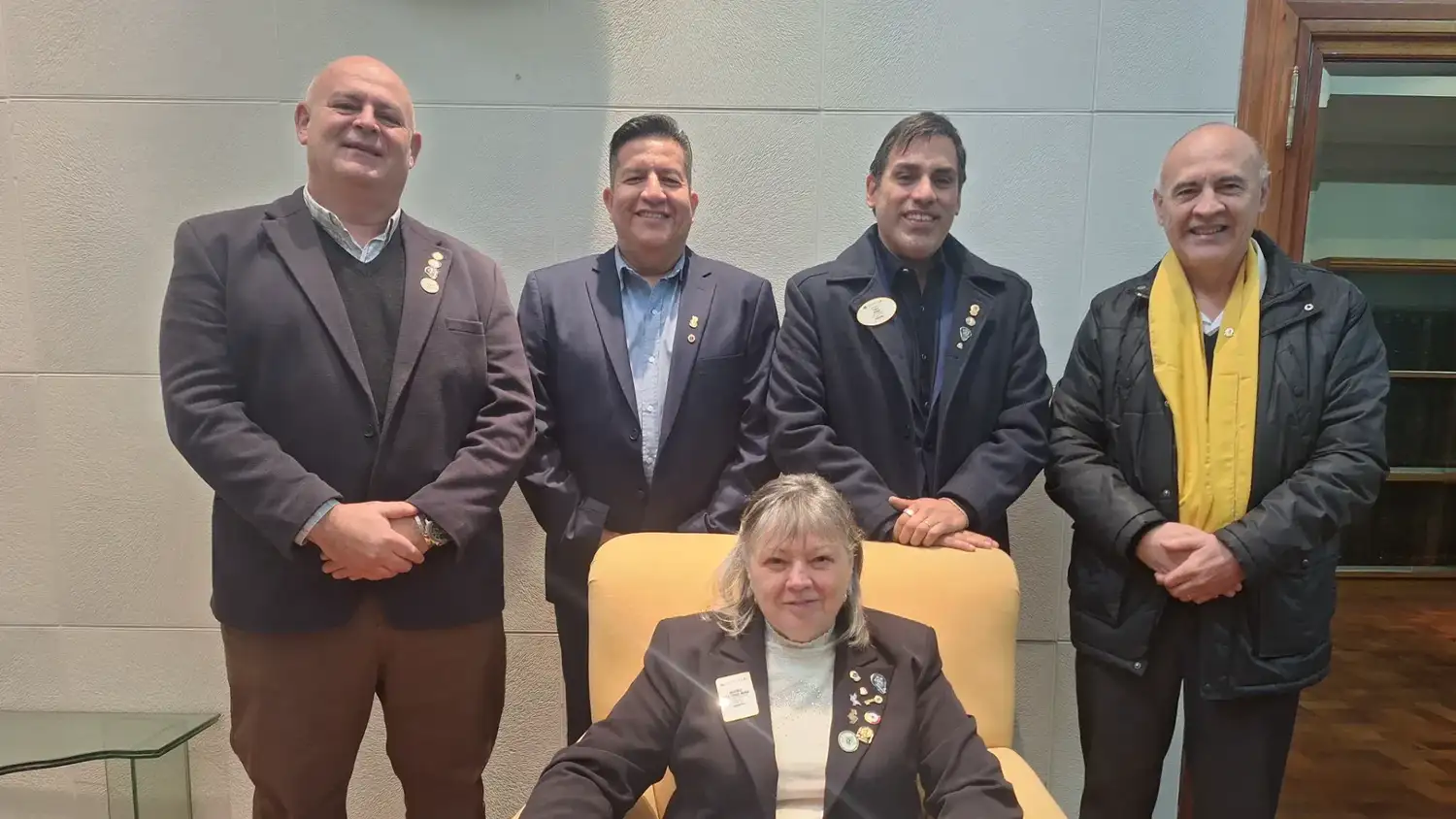 El gobernador del distrito visita al Club de Leones de San Francisco.