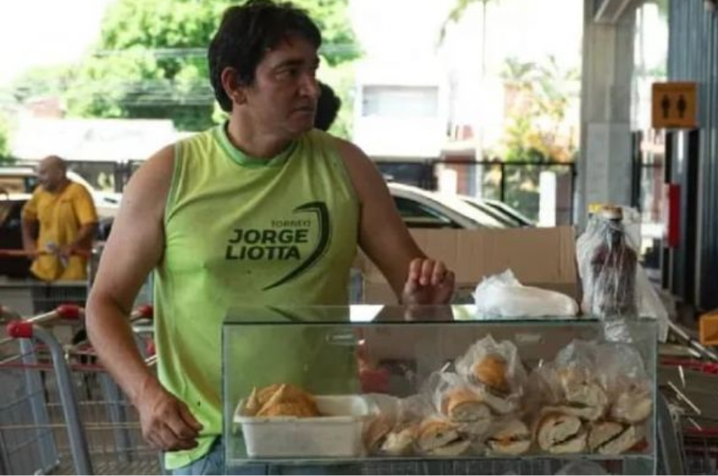 El hombre conmovió con su gesto honesto y solidario.