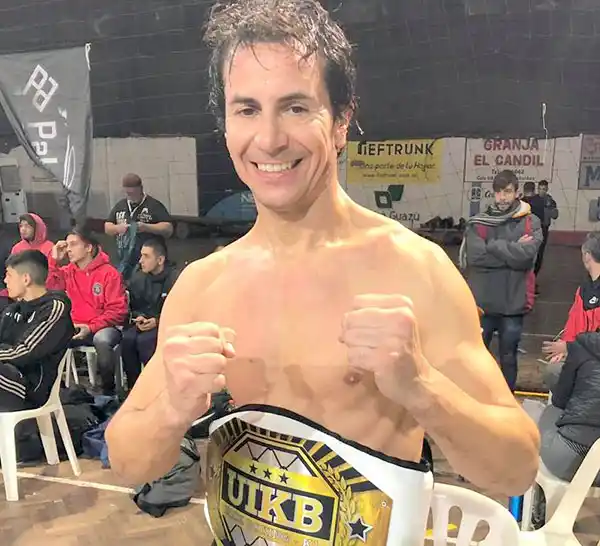 Cinturón de campeón en kick boxing
