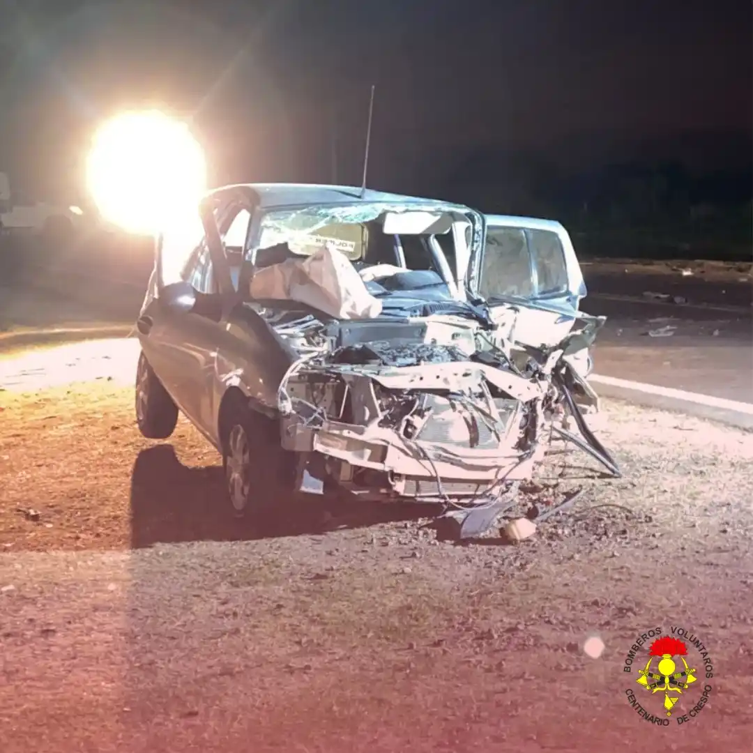 Se cruzó de carril con su automóvil chocando de frente con un camión