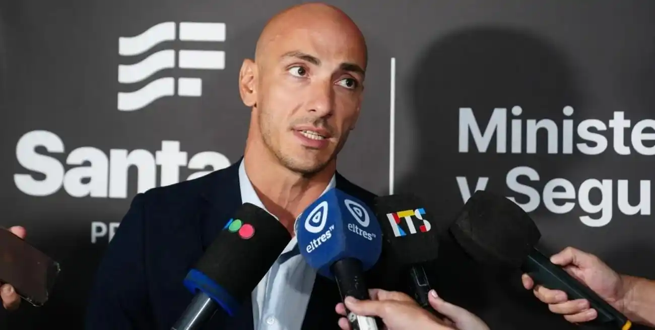 Santantino brindó la conferencia en Rosario tras la protesta frente a la Jefatura de la Unidad Regional II.