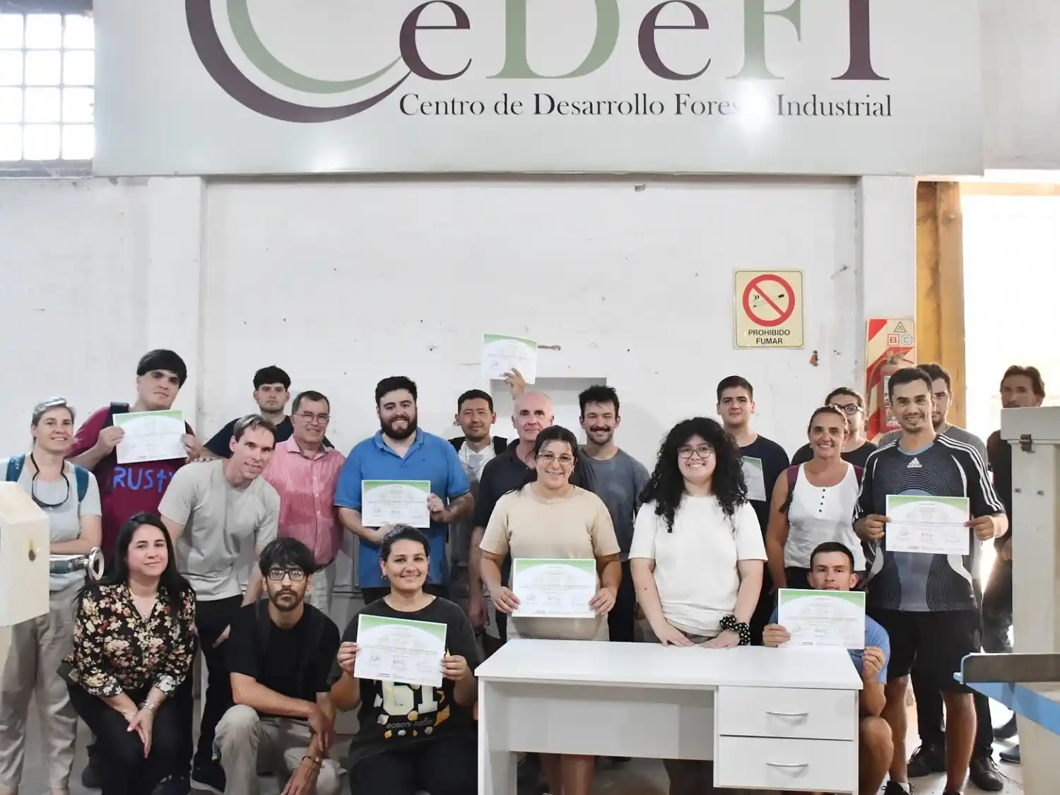 Finalizó el curso de armado de muebles con tableros
