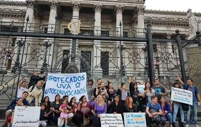 Intimaciones y peleas familiares: El drama de los deudores de créditos UVA en la Provincia