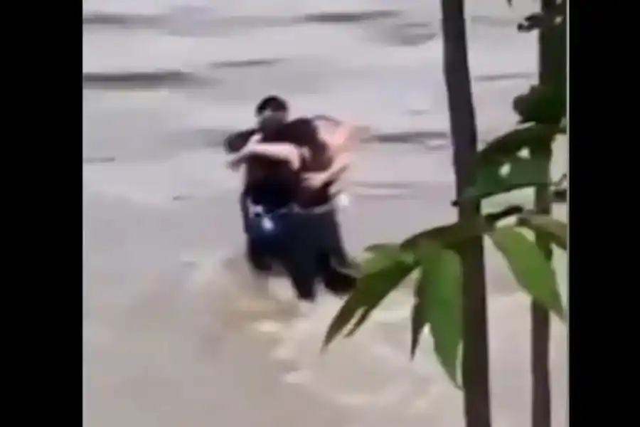 Dramático: tres amigos se abrazan antes de ser arrastrados por una inundación 