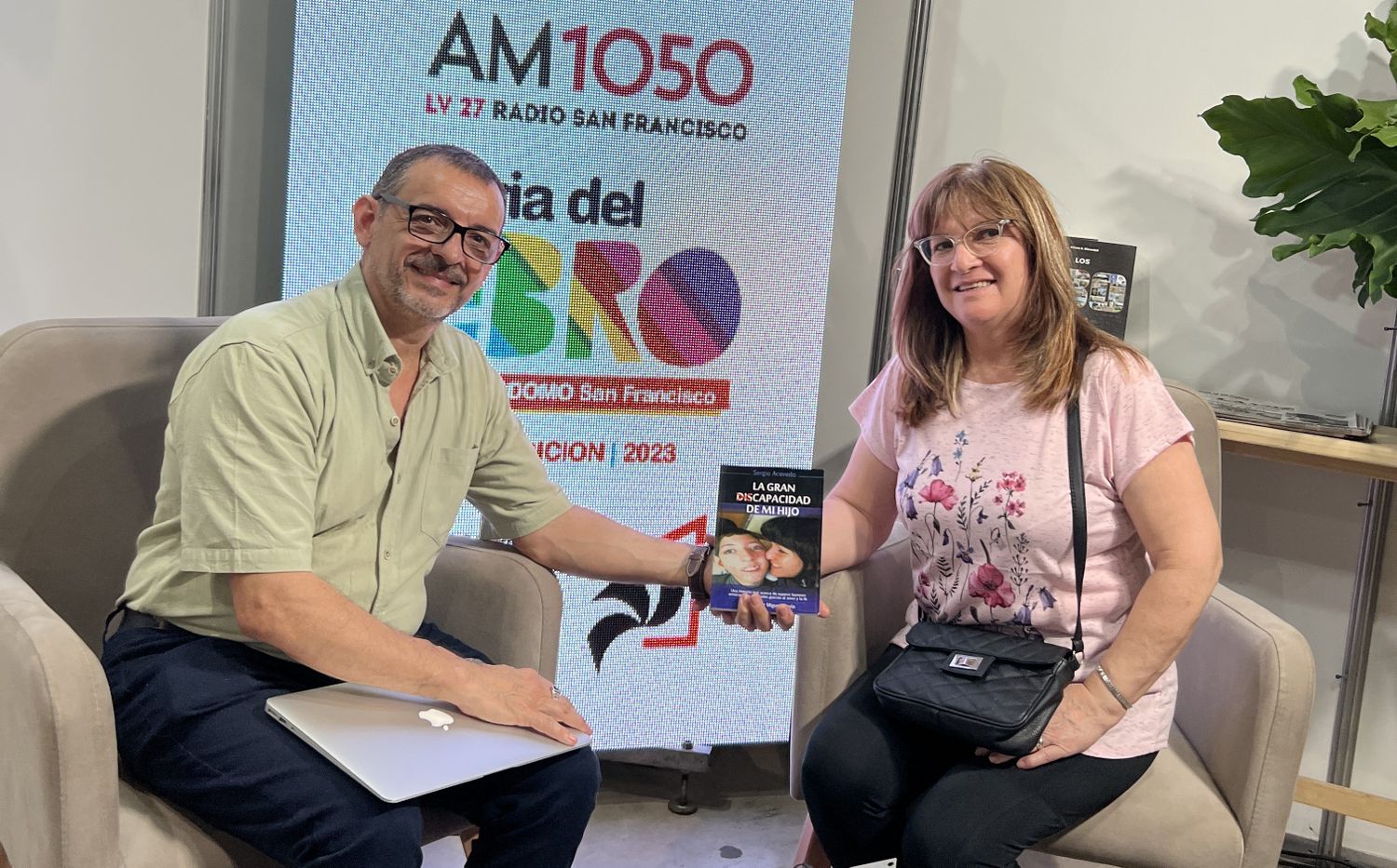 Familia: Sergio Acevedo y Doris Wiedemann en el stand de LA VOZ DE SAN JUSTO en la Feria del Libro contaron su experiencia