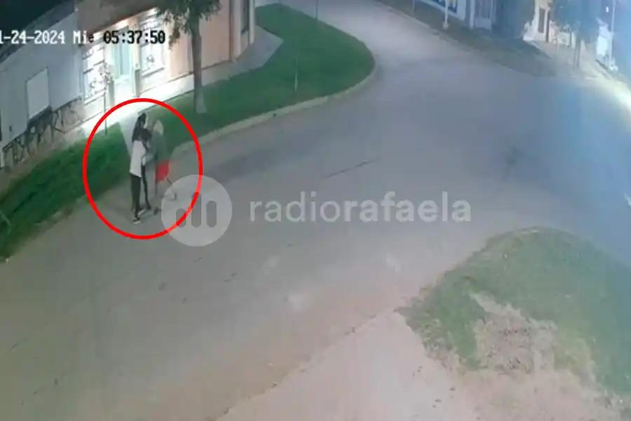 Quedó grabado un brutal asalto a una mujer que iba caminando en la localidad de Frontera