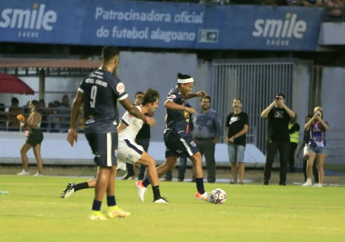 A sus 41 años, Ronaldinho continúa desplegando su magia