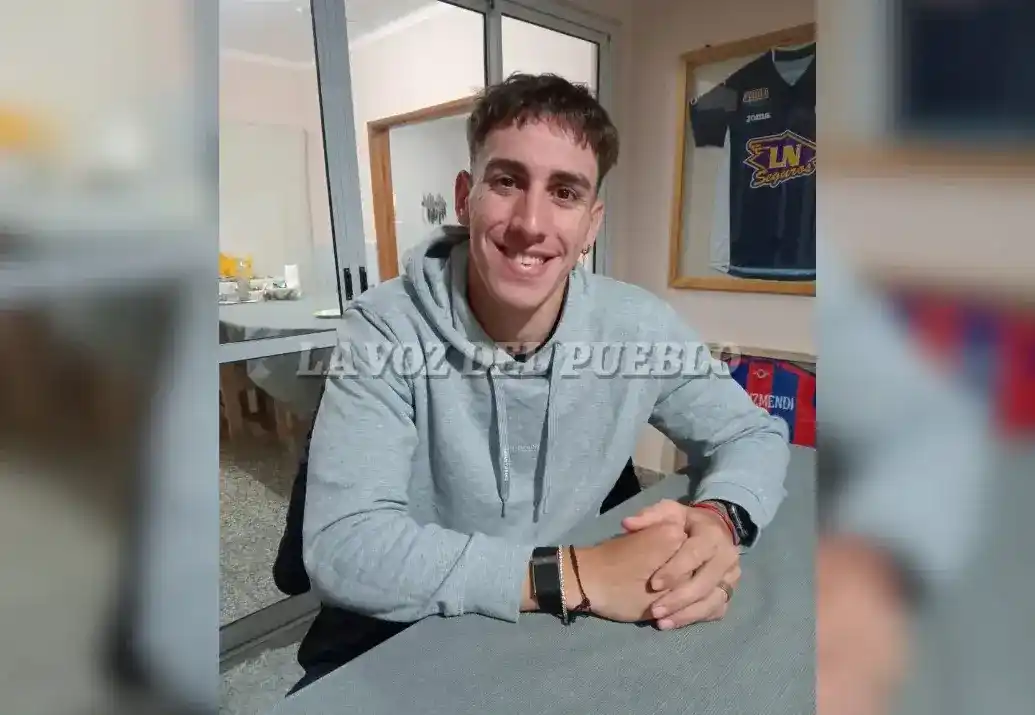 En su casa de Adolfo Gonzales Chaves, Rodrigo Auzmendi dialogó con La Voz del Pueblo sobre su presente en San Lorenzo (Foto: Juan Carlos Cabrera)