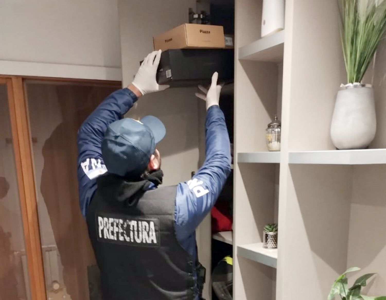Un departamento. De la Galería Central, allanado por agentes de Prefectura