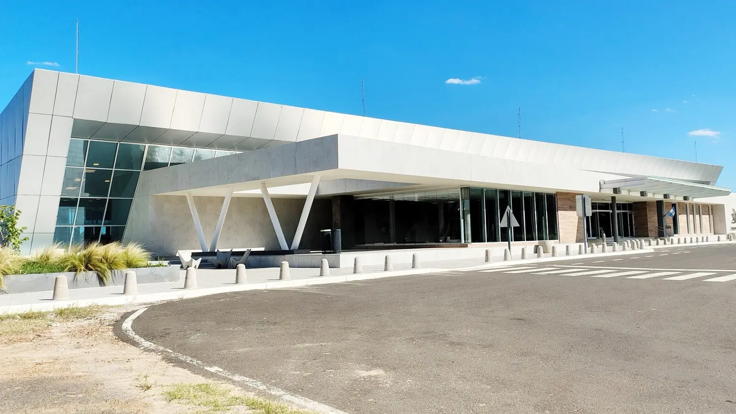 Convocatoria a interesados contratación del servicio de limpieza de espacios verdes del aeropuerto “J.J. Pierrestegui”