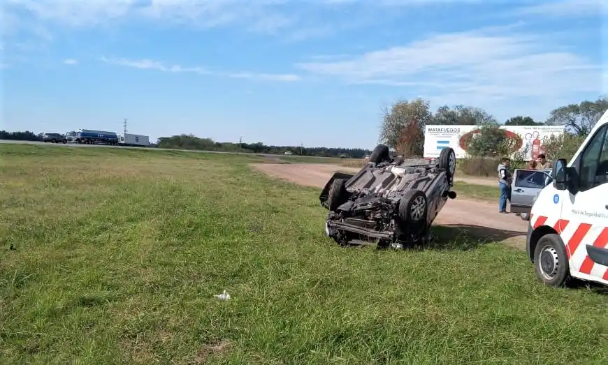 Auto despistó y volcó en la autopista