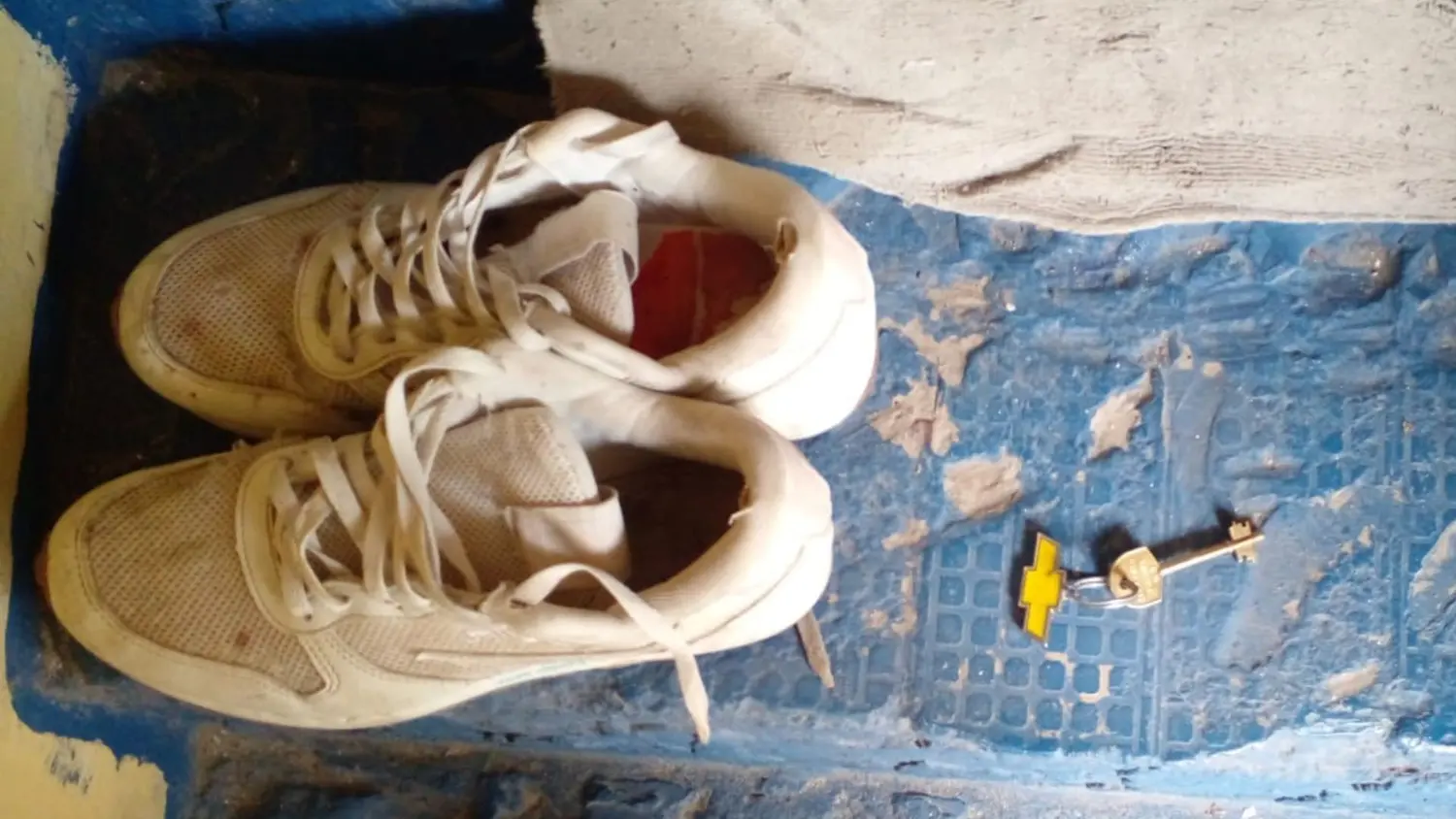 Hallaron una zapatilla y una llave