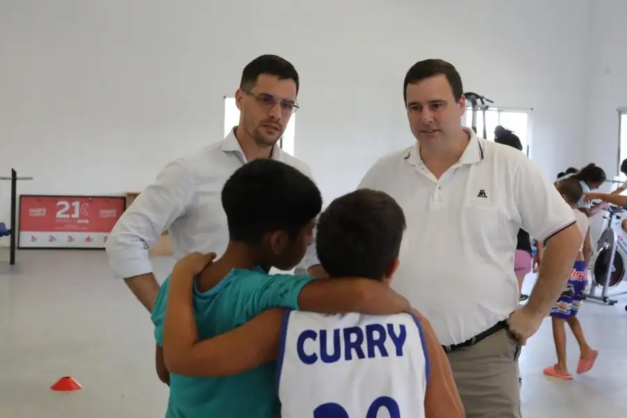 Leo Viotti e Iván Viotti dialogan con niños que asisten a los talleres