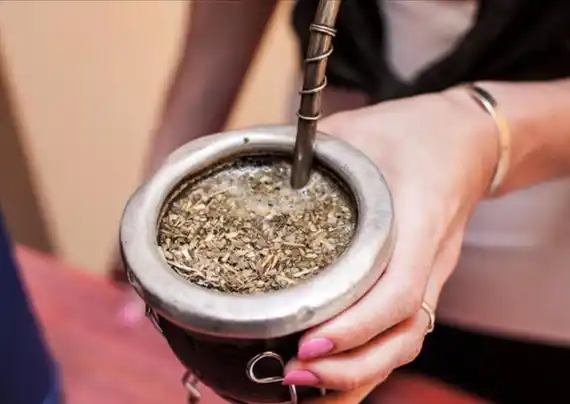 Compraron yerba y se sintieron mal al tomar mate: tenía cogollos de marihuana