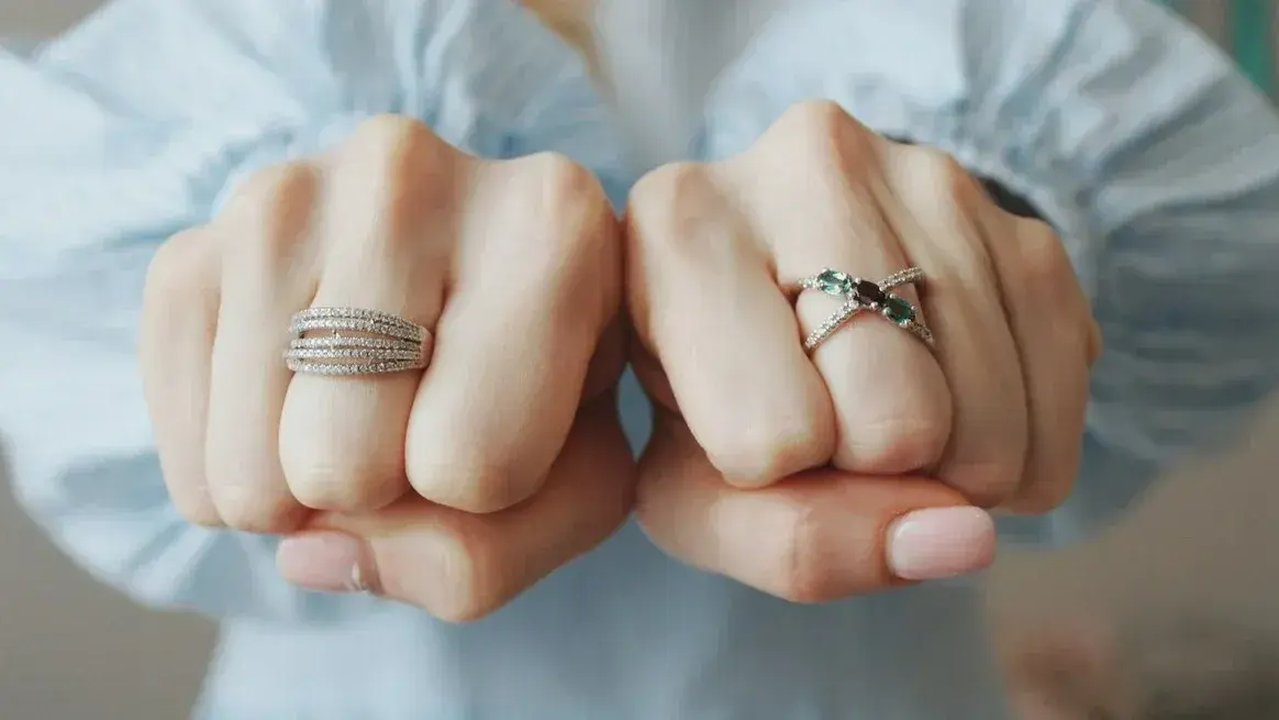 ¿Cuál es el significado de los anillos según el dedo y la mano en que se llevan?