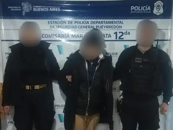 Sorprendieron a una joven de 18 años robando elementos de un auto en el barrio Las Lilas
