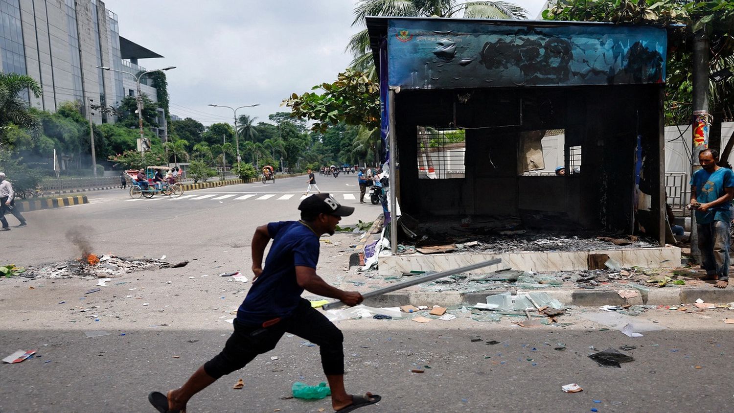 CRISIS EN BANGLADÉS: huye la primera ministra y las revueltas dejan decenas de muertos