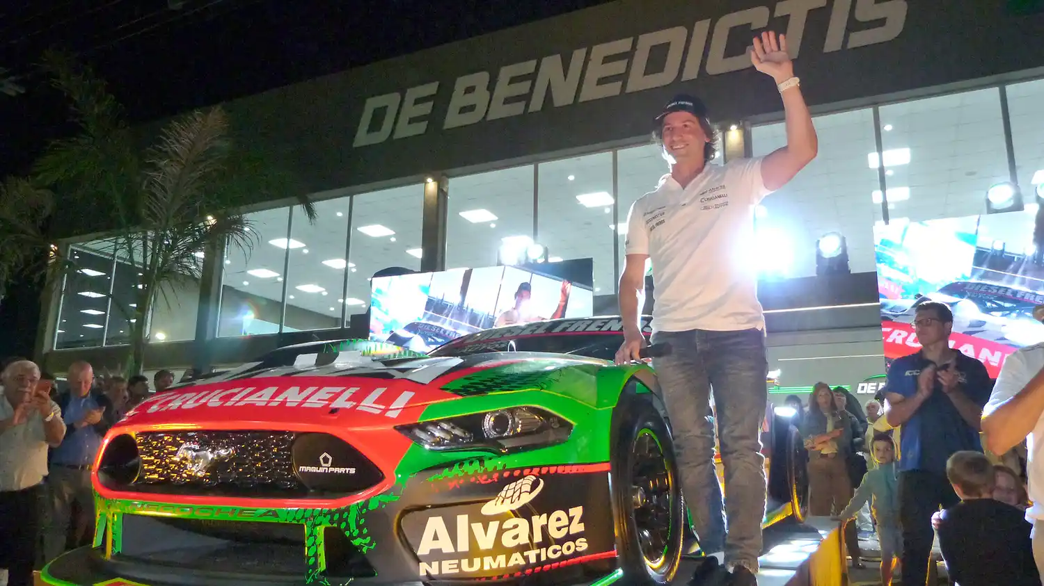 De Benedictis posa junto a la máquina que guiará en la popular categoría