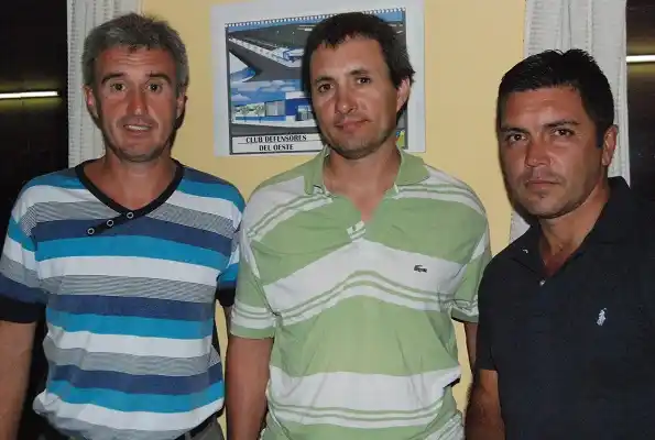 Defensores del Oeste puso primera con nuevo entrenador