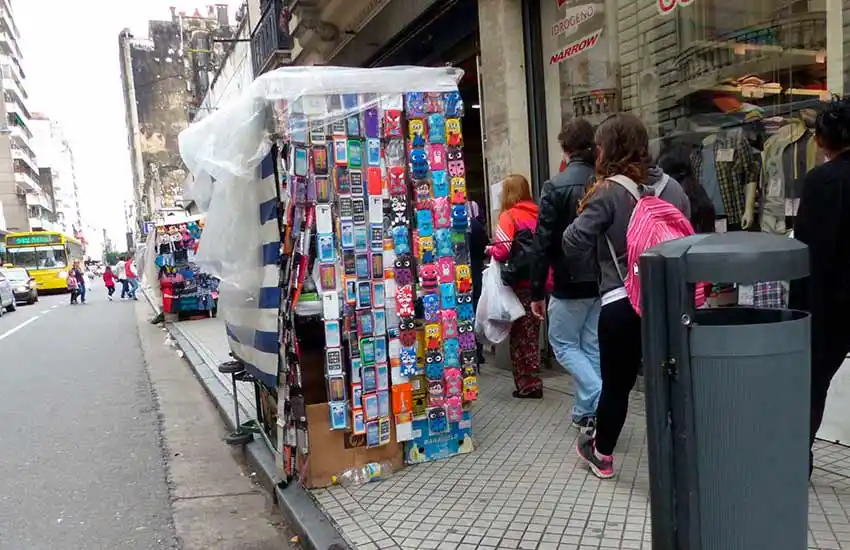 Conflictos entre vendedores ambulantes y comerciantes de calle San Luis: “Es imposible sacarlos»
