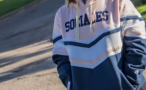 Padres de egresados reclaman que no les entregaron la ropa que pagaron: "Hemos cumplido", dice la empresa