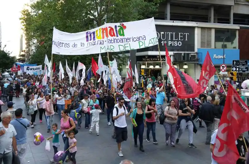 Multitudinaria marcha contra la violencia de género