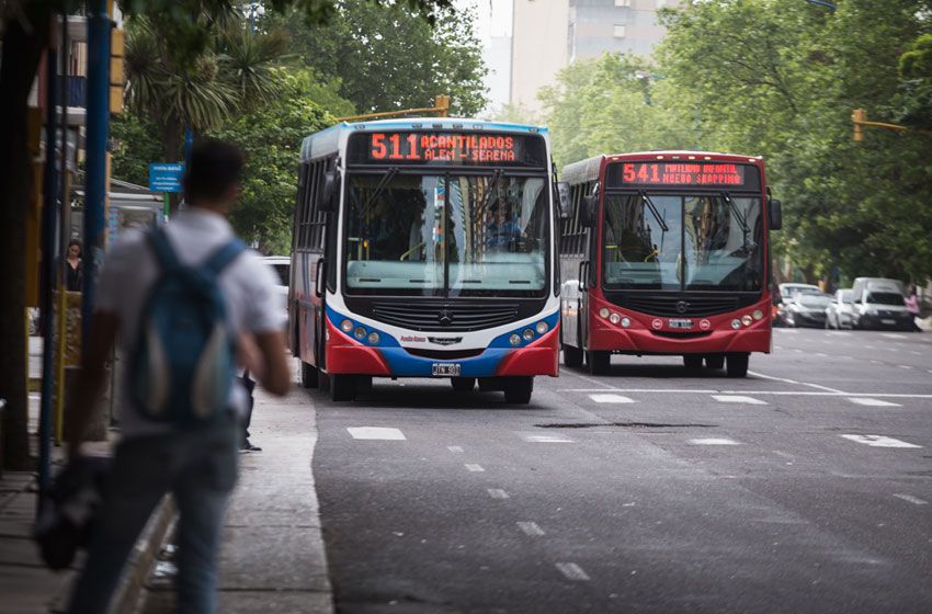 Entre otros puntos, la propuesta incluye la creación de un carril exclusivo demarcado y señalizado para colectivos.
