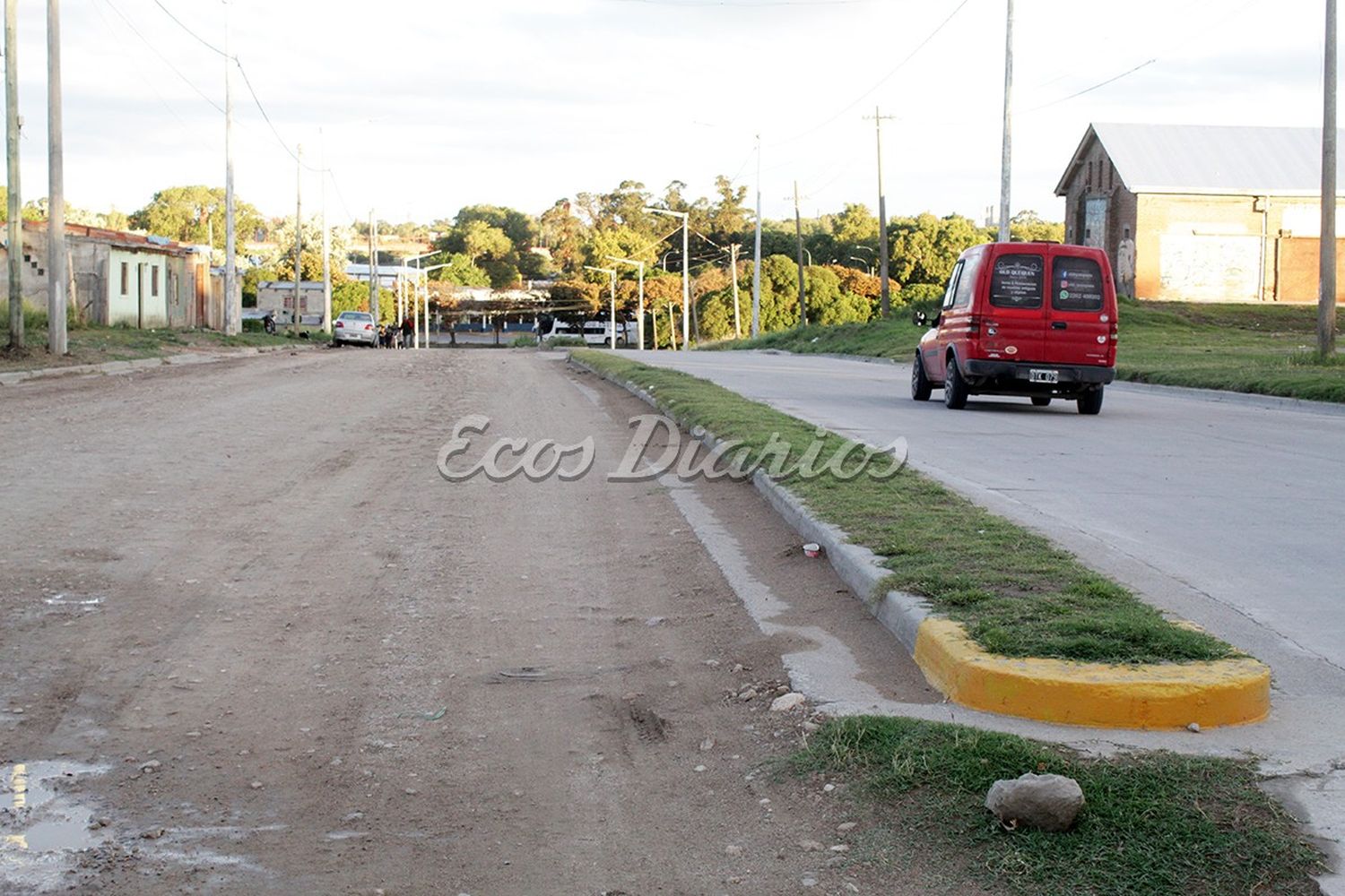 Una sola mano. Es la que se pavimentó en la avenida 43