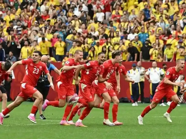 Rúben Vargas anotó el penal decisivo y el equipo suizo festeja el pase a los Cuartos de final tras eliminar a Colombia 4-3 en la definición. Foto:Simon Fearn / Reuters