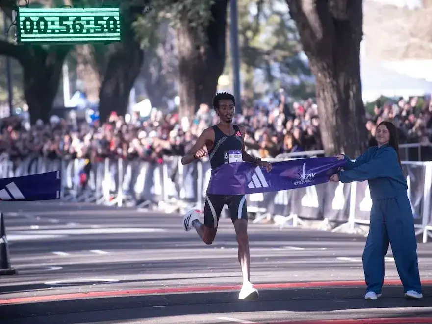 56 minutos, 50 segundos: El etíope Yomif Kejelcha rompió el récord mundial en la Media Maratón de Buenos Aires