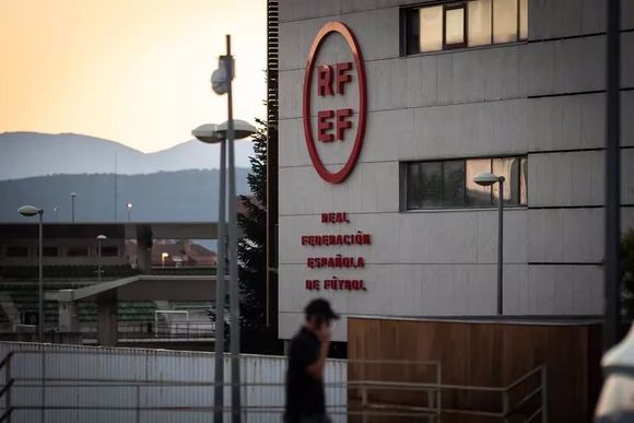 Siete detenidos en el registro a la Federación española de fútbol