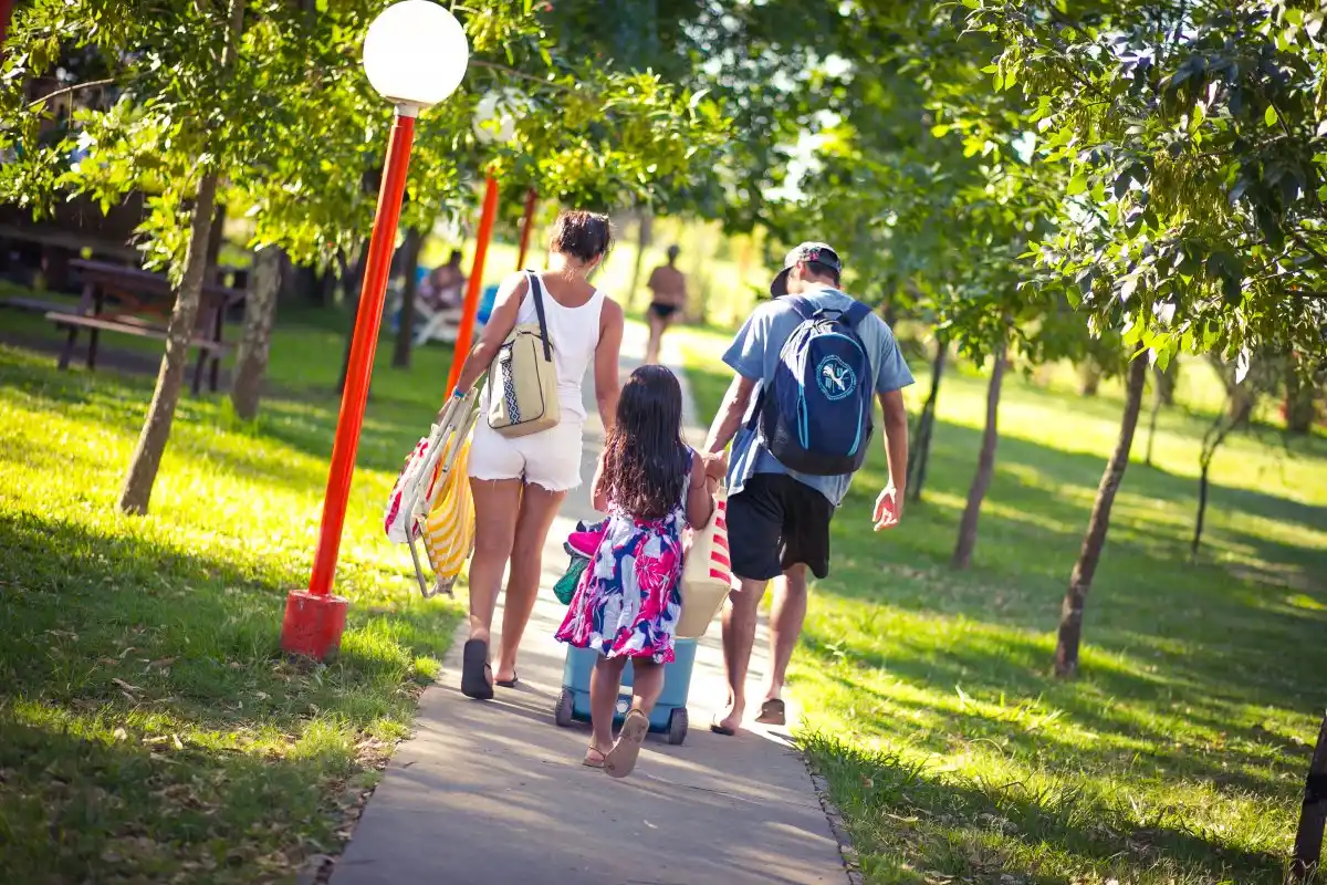 Turismo: el Gobierno reglamentó el «Bono Fiscal Vacacional»