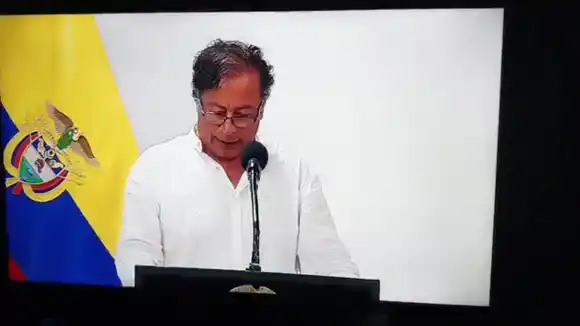 TREMENDO GOLPE se llevó Gustavo Petro al caerle la bandera de Colombia en la cabeza (+Video)