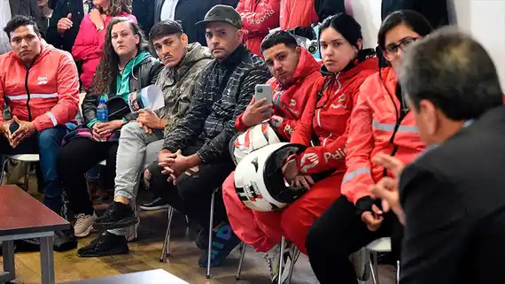 Massa anunció seguro gratuito para mensajeros y trabajadores de reparto
