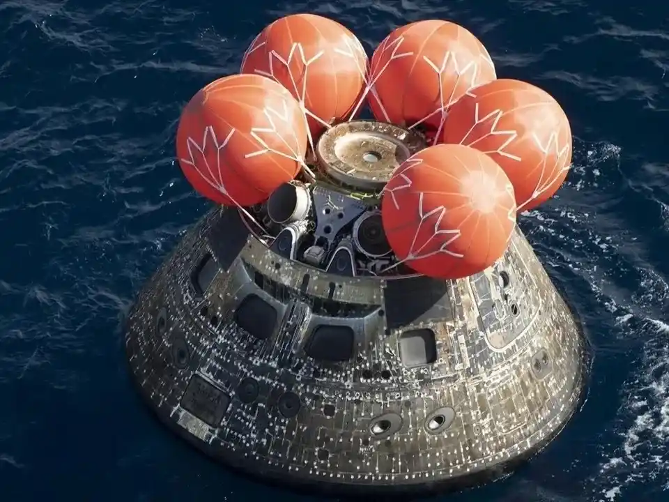 La nave Orión en el océano Pacífico.