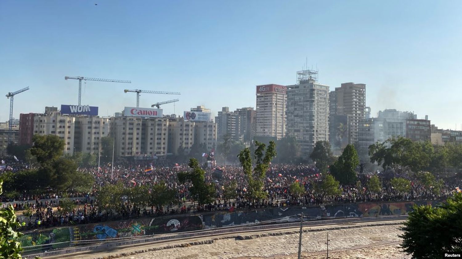 Huelga general, masivas manifestaciones y fuerte caída del peso en nueva jornada en Chile