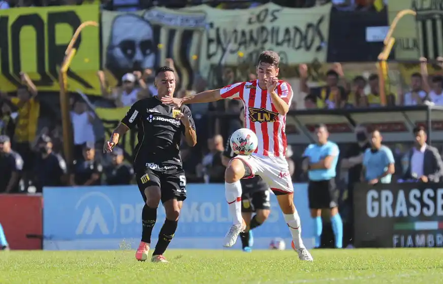 Imagen del partido de ida entre Almirante Brown y Barracas.