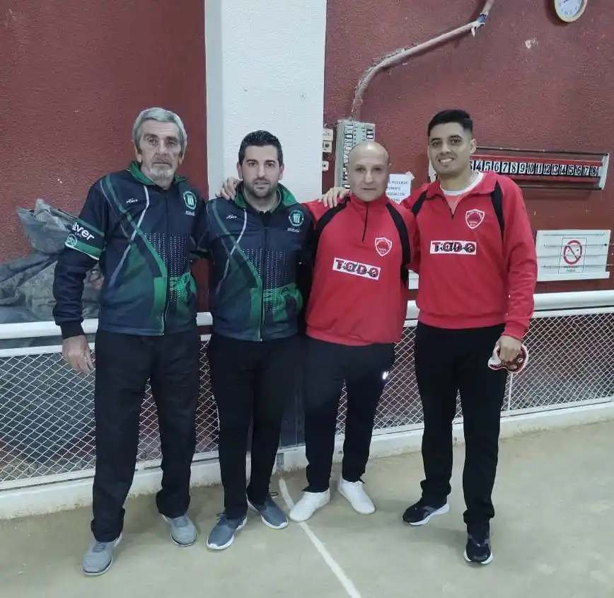 Oscar Gogna y Leandro Gogna de Excursionistas A, Mauricio Pérez y Olegario Medina de M5M B, que definirán hoy el Oficial en Defensa Tandil.