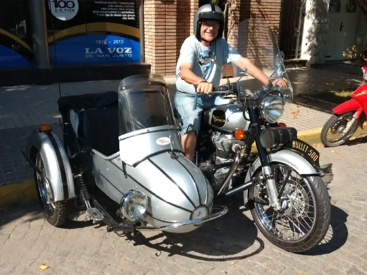 Una moto sidecar en San Francisco, originalidad y simpatía en “tres ruedas” 