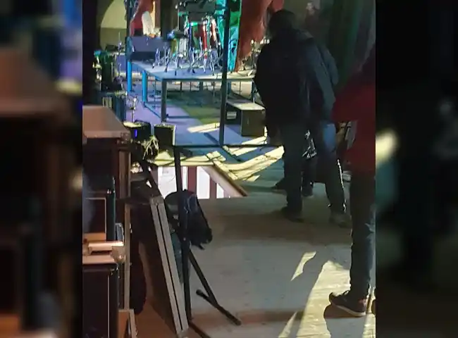 Azul: Se derrumbó un escenario, un músico resultó herido y la banda responsabiliza a la Municipalidad