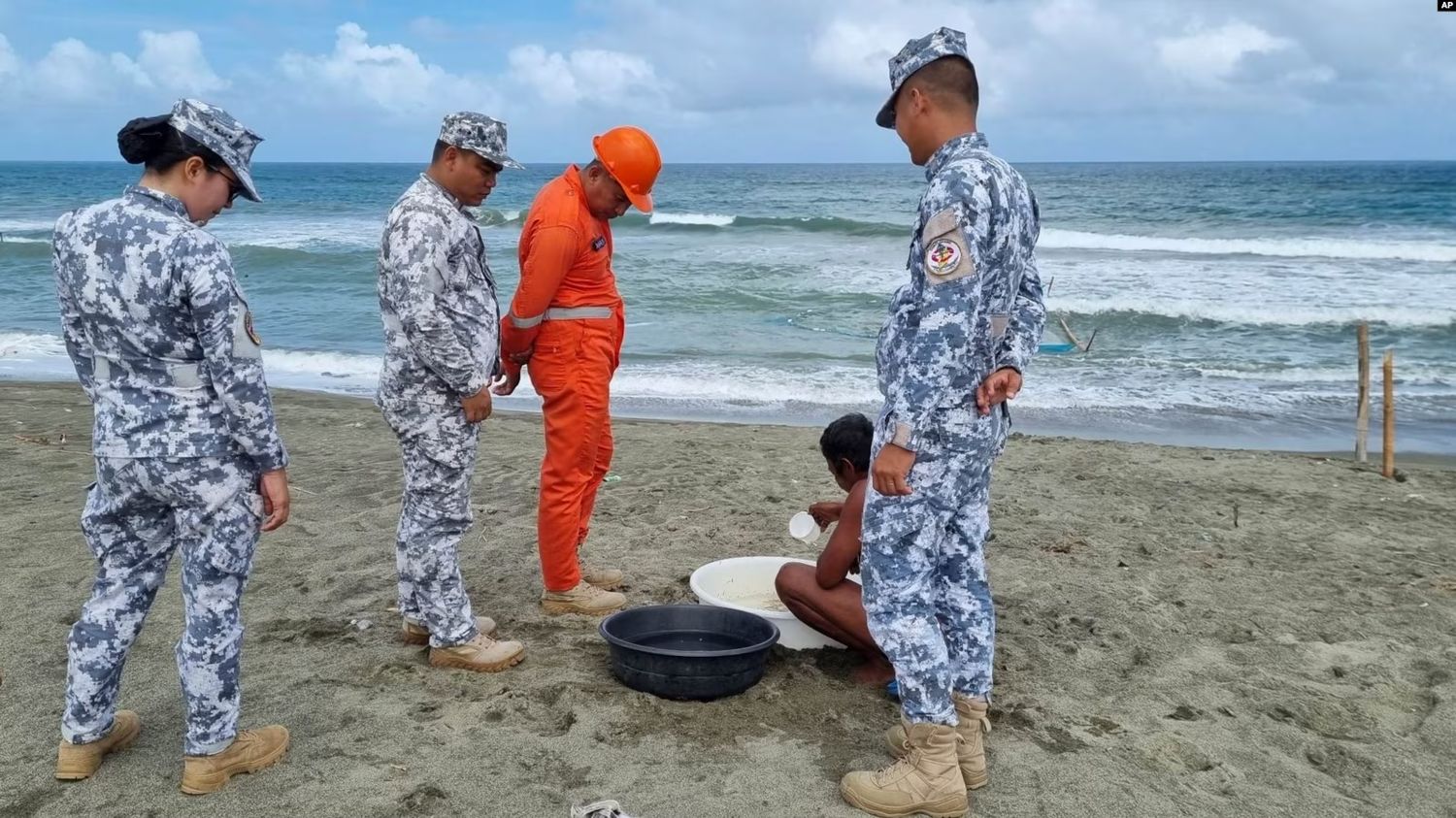 En esta foto proporcionada por la Guardia Costera de Filipinas, el personal revisa a un pescador mientras realiza una patrulla a lo largo de la costa en la provincia de Ilocos Norte
