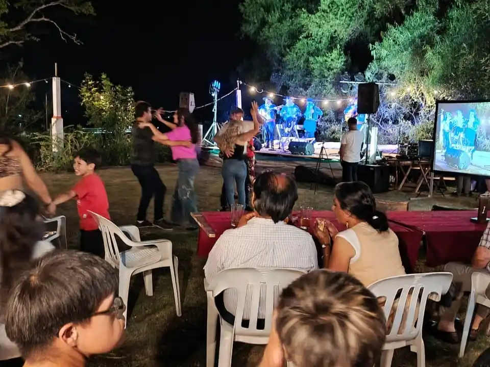 Encuentro literario a la orilla del río: noche de lecturas, música y sabores