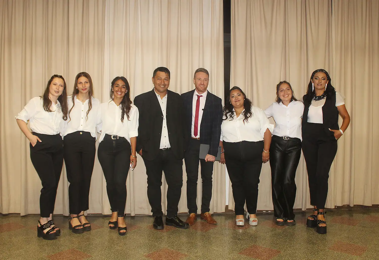 Los flamantes egresados posan para las cámaras junto al decano Juan Pablo Fillipuzzi (corbata).