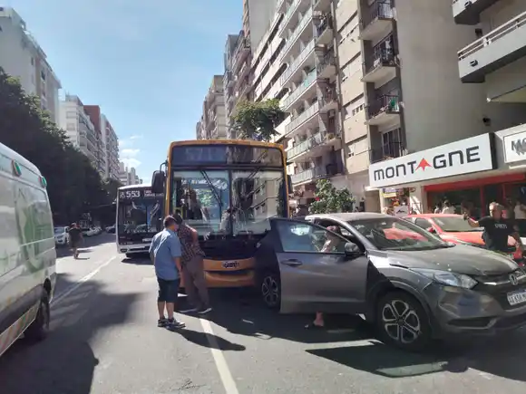 Choque en cadena entre dos colectivos y una camioneta en plena avenida Colón