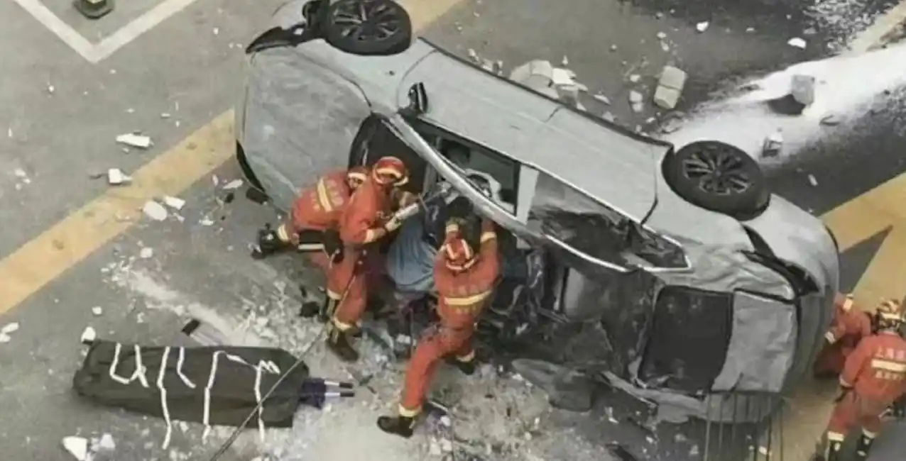 Un automóvil eléctrico cayó de un tercer piso y murieron dos personas