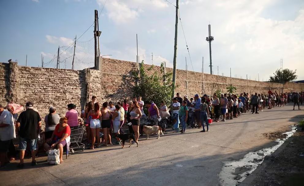 Un estudio de la UCA estimó que la pobreza en la Argentina ascendió al 55,5% y la indigencia al 17,5%