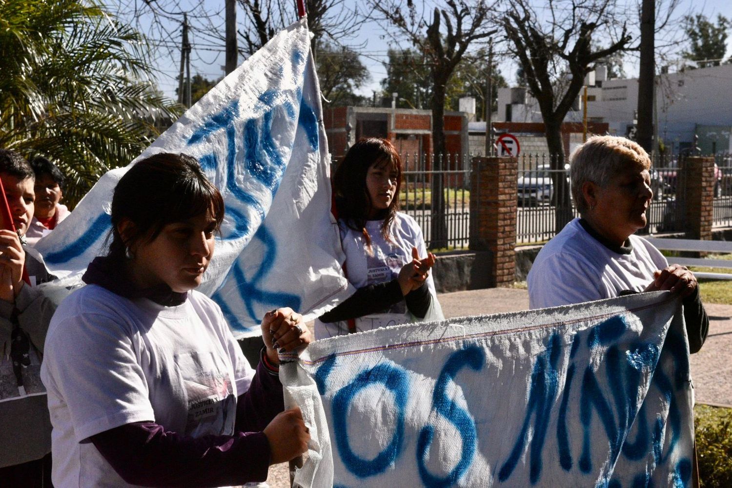 “Quiero justicia y a todos presos”. Rocío (a la izq.) encabezó una nueva marcha.