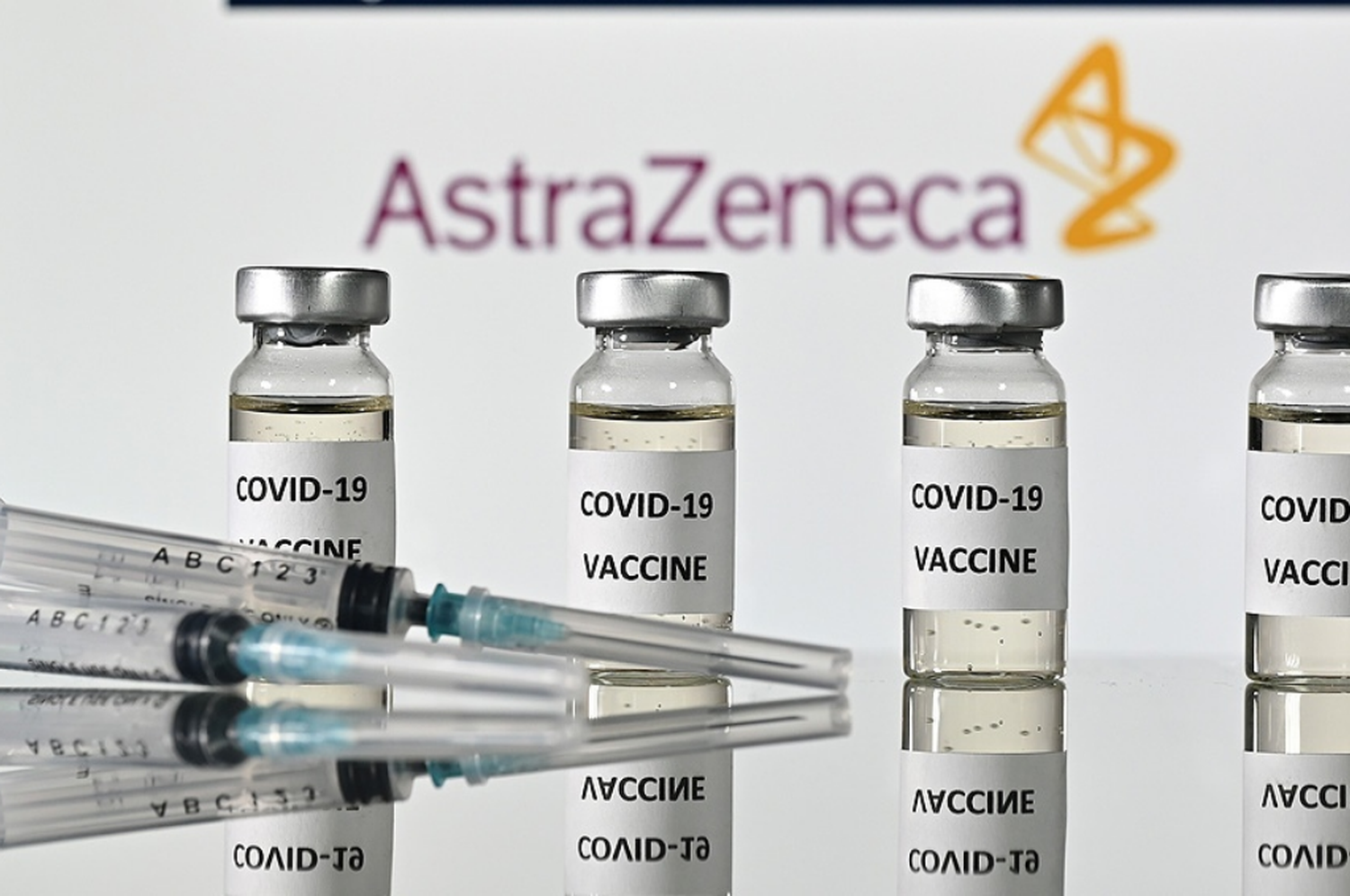 Aseguran que la vacuna de AstraZeneca es segura para todas las edades