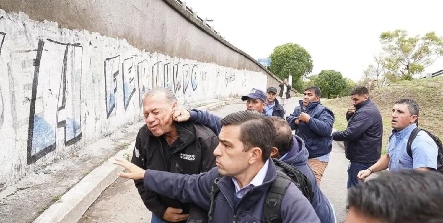 Detienen a dos colectiveros por las agresiones a Sergio Berni